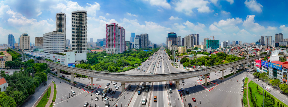 Đoạn đường sắt trên cao qua cầu vượt thép Mai Dịch mới được thông xe. (Ảnh: Hoài Nam/Vietnam+)