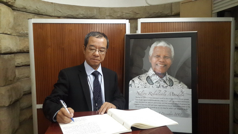 Ông Đào Việt Trung, Chủ nhiệm Văn phòng Chủ tịch nước, Đặc phái viên của Chủ tịch nước Trương Tấn Sang, ký sổ tang ông Nelson Mandela. (Ảnh: Minh Đức/TTXVN) Linh cữu cố Tổng thống Nam Phi Nelson Mandela, phủ lá quốc kỳ nước này, đã được đưa qua các con phố ở Pretoria, thủ đô hành chính của Nam Phi vào chiều tối ngày 11/12 theo giờ Việt Nam, để thực hiện nghi lễ quốc tang trong ba ngày. Chiếc linh xa chở quan tài ông Mandela được hộ tống bởi đoàn motor hộ tống gồm 16 chiếc rời bệnh viện quân đội số 1 trong khi người dân đứng chật hai bên đường, vẫy cờ Nam Phi để tiễn biệt vị anh hùng giải phóng dân tộc Phi./.