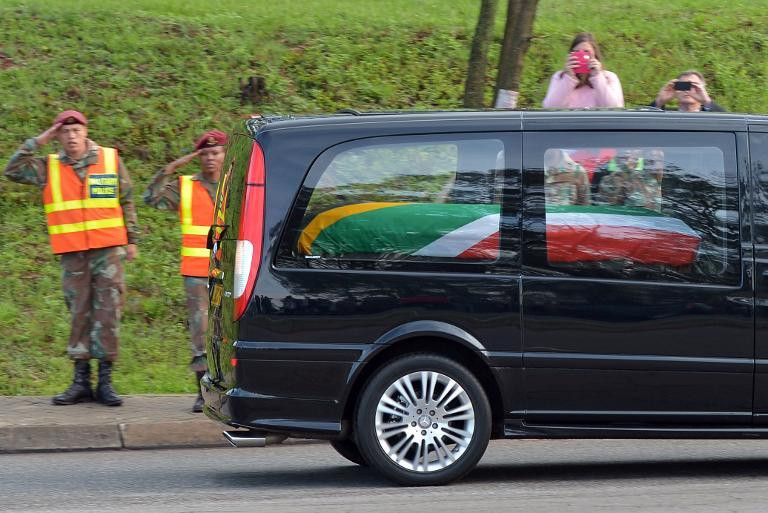 Các binh sĩ nghiêm trang khi linh xa chở linh cữu đi ngang qua (Nguồn: AFP)