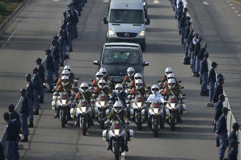 Chiếc linh xa được hộ tống bởi đoàn motor (Nguồn: AFP)