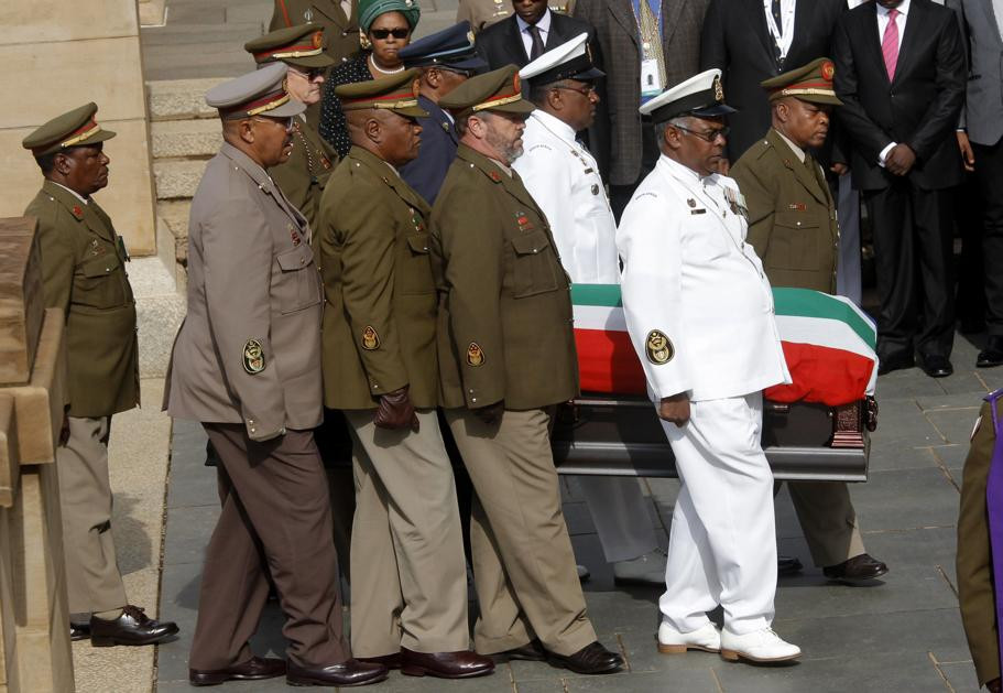 Linh cữu được đưa khỏi bệnh viện quân đội đến nơi tổ chức lễ tang (Nguồn: AFP)