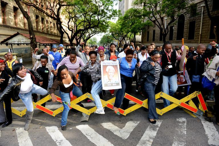 Đông đảo người dân có mặt để tiễn biệt lãnh tụ vĩ đại của dân tộc Phi (Nguồn: AFP)