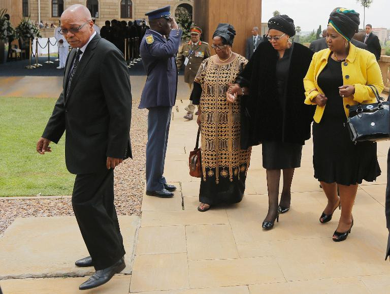 Tổng thống Nam Phi Jacob Zuma và bà quả phụ Graca Machal (áo đen) tới dự lễ (Nguồn: AFP)