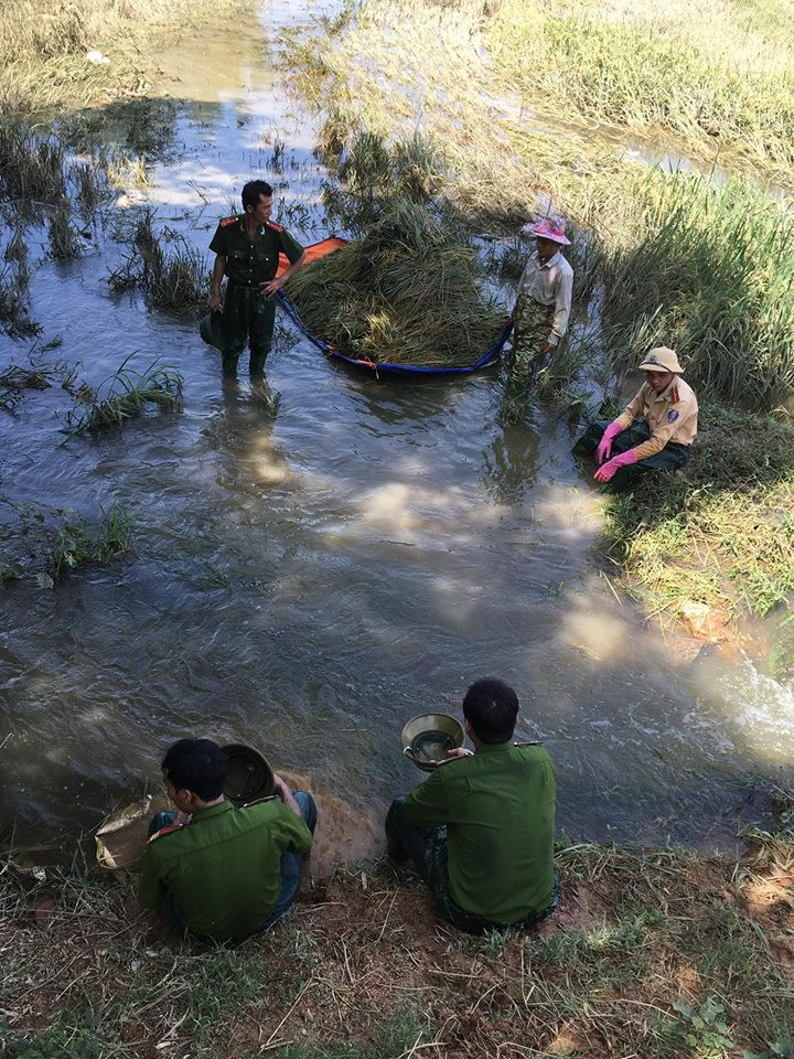 Một bạn bình luận chia sẻ những hình ảnh này không chỉ nhân rộng những tấm gương đẹp cho cộng đồng, mà còn tham gia phong trào #Sharecoythuc (Facebook Netter)