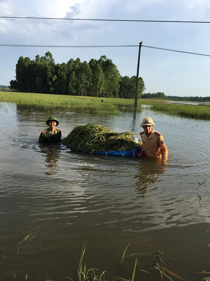 Những hình ảnh này đáng được biểu dương, góp phần xây dựng hình ảnh người chiến sĩ công an nhân dân, vì nhân dân phục vụ (Facebook Netter)