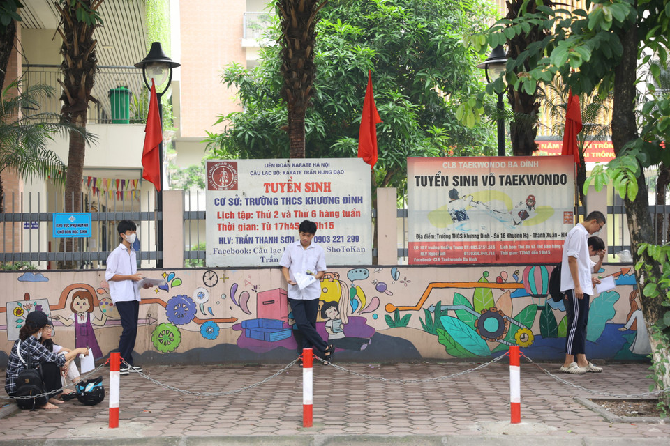 Tại điểm trường trung học phổ thông Khương Đình, các sỹ tử đến điểm thi để nhận phòng thi và nghe phổ biến quy chế thi. (Ảnh: PV/Vietnam+)