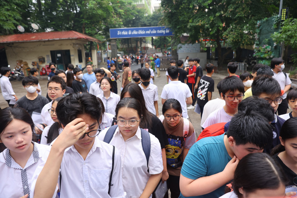 Theo ghi nhận của phóng viên Báo Điện tử VietnamPlus, nhiều học sinh đã đến từ sớm để kiểm tra số báo danh và danh sách phòng thi. (Ảnh: PV/Vietnam+)