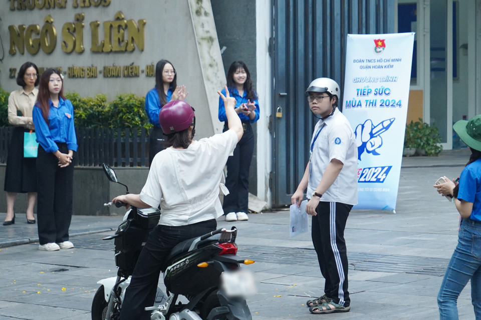 Bậc phụ huynh dặn dò sỹ tử trong ngày làm thủ tục dự thi vào lớp 10. (Ảnh: PV/Vietnam+)