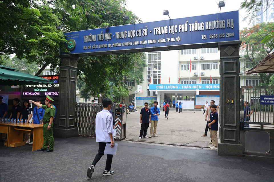 Sáng ngày 7/6, các sỹ tử trong kỳ thi vào lớp 10 năm học 2024-2025 tại Hà Nội bắt đầu làm thủ tục dự thi. (Ảnh: PV/Vietnam+)