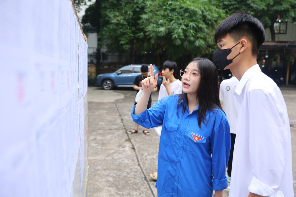 Lực lượng tình nguyện viên sẵn sàng hỗ trợ, giải đáp các thắc mắc của sỹ tử trong mùa thi. (Ảnh: PV/Vietnam+)