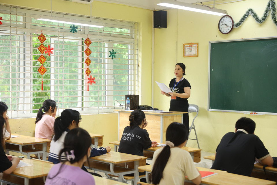 Cán bộ coi thi phổ biến quy chế thi, nhắc nhở học sinh về các vật dụng được phép mang vào phòng thi. (Ảnh: PV/Vietnam+)