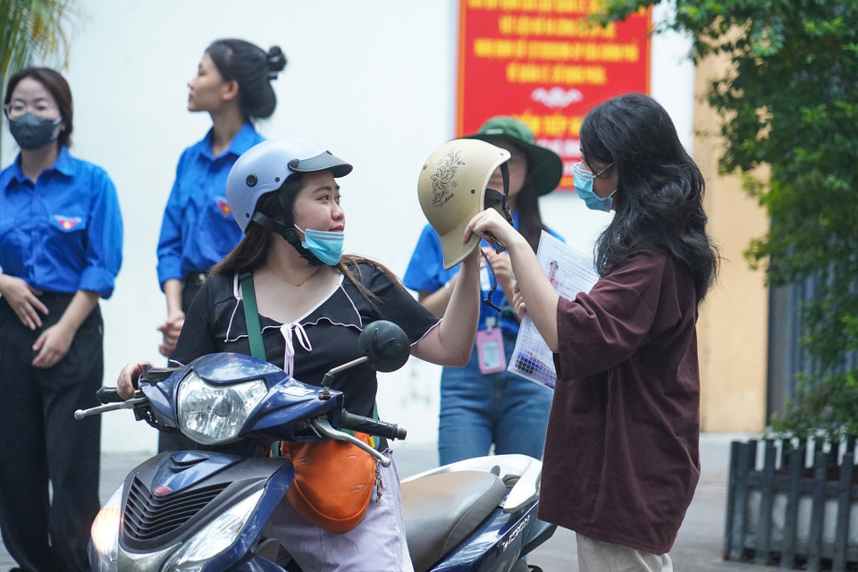 Phụ huynh đưa con em đến điểm thi. (Ảnh: PV/Vietnam+)