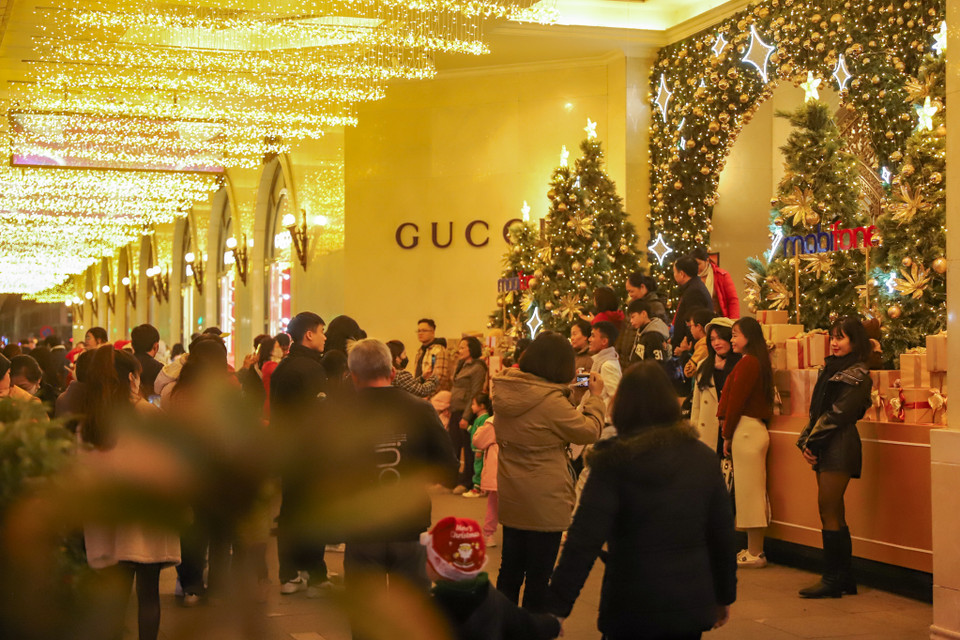 Tại trung tâm thương mại khu vực phố đi bộ Hoàn Kiếm (Hoàn Kiếm, Hà Nội), một không khí nhộn nhịp và ấm áp bao trùm cả con phố trong đêm Noel 2023. (Ảnh: Hoài Nam/Vietnam+)