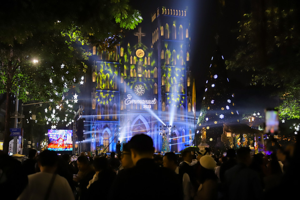 Theo lịch sử của người Công giáo, vào đêm ngày 24/12 là thời điểm Chúa Giê-su Giáng sinh nơi hang đá và đặt nằm trong một máng cỏ, có các mục đồng và nhờ chiên lừa sưởi ấm trong đêm lạnh. (Ảnh: Hoài Nam/Vietnam+)