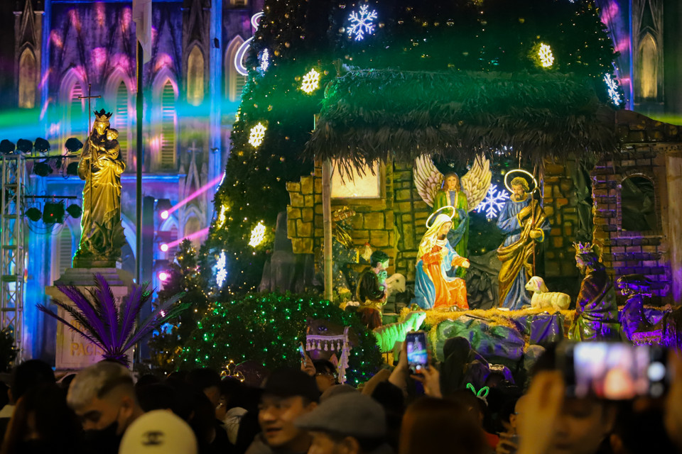 Theo ghi nhận, từ sớm đã có rất nhiều người đổ về đây để vui chơi và tận hưởng không khí Noel năm nay.