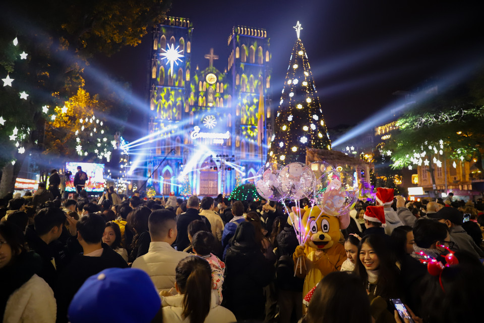 Nhà thờ Lớn (Hoàn Kiếm, Hà Nội) là địa điểm quen thuộc đối với du khách trong và ngoài nước mỗi mùa Giáng sinh về. (Ảnh: Hoài Nam/Vietnam+)