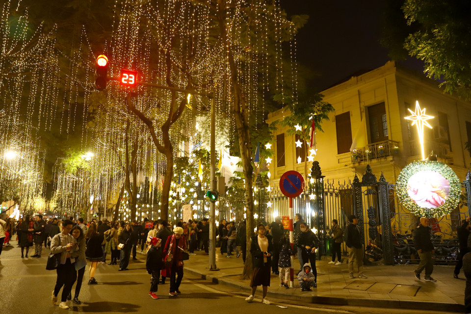 Gần đó là khu vực giáo xứ Hàm Long lung linh trong ánh đèn vàng ấm áp. (Ảnh: Hoài Nam/Vietnam+)