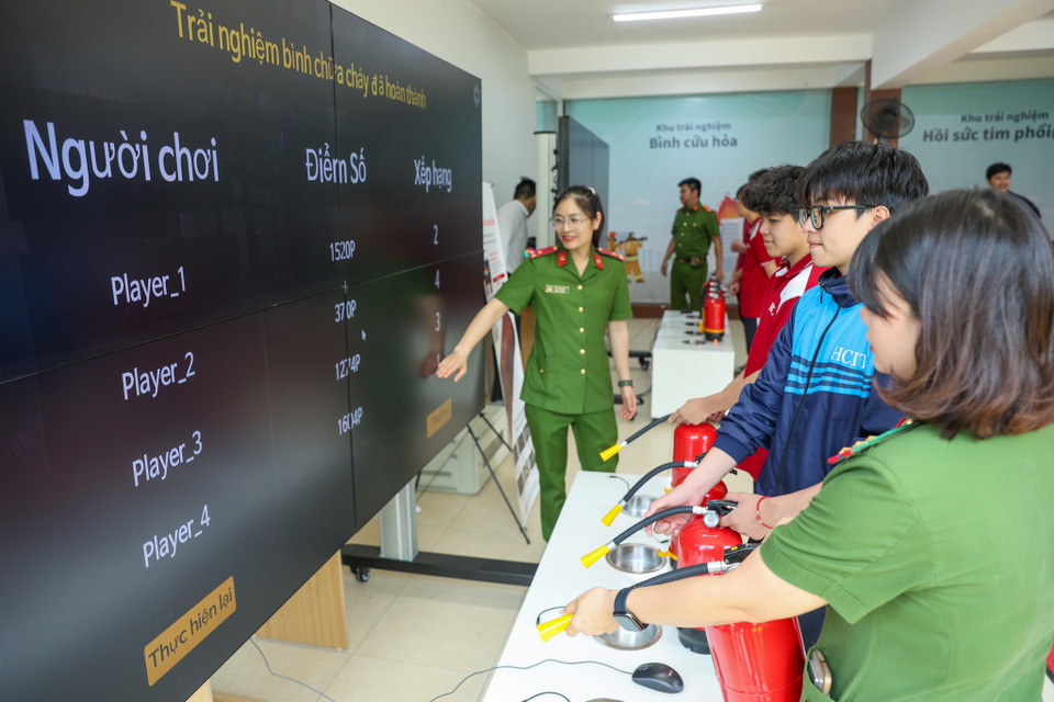 Trung tâm này được tổ chức hoạt động vào các ngày thứ Bảy và Chủ Nhật hằng tuần (buổi sáng từ 8 giờ 30 phút đến 11 giờ 30 phút, buổi chiều từ 14 giờ đến 17 giờ) để người dân có thể trải nghiệm. (Ảnh: Hoài Nam/Vietnam+)