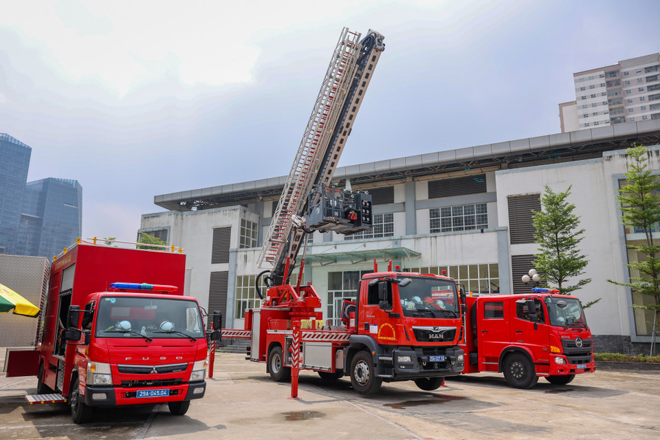 Bên cạnh đó, trung tâm còn trưng bày các phương tiện phòng cháy chữa cháy và cứu nạn cứu hộ hiện đại. (Ảnh: Hoài Nam/Vietnam+)