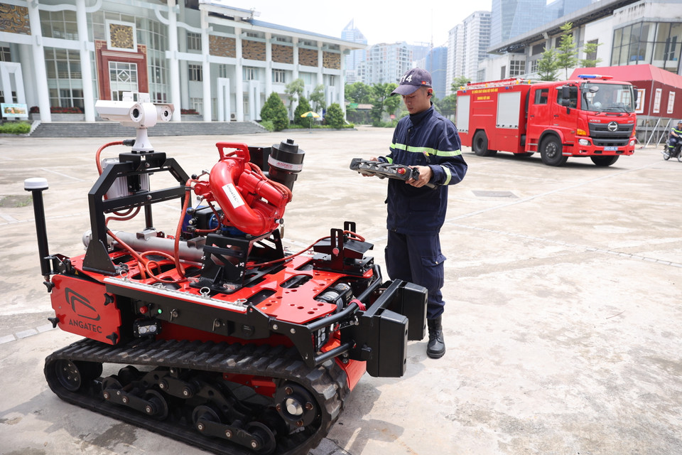 Đáng chú ý là robot chữa cháy tự động có thể điều khiển từ xa vào các đám cháy như công trình bị sập đổ, nhà máy hóa chất độc hại. (Ảnh: Hoài Nam/Vietnam+)
