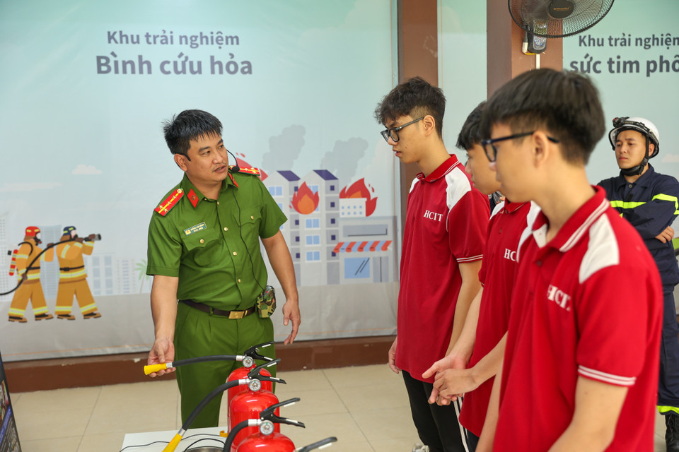 Khu trải nghiệm thực tế ảo có cá hoạt động giả định các tình huống cháy và thực hành kỹ năng sơ cứu. (Ảnh: Hoài Nam/Vietnam+)