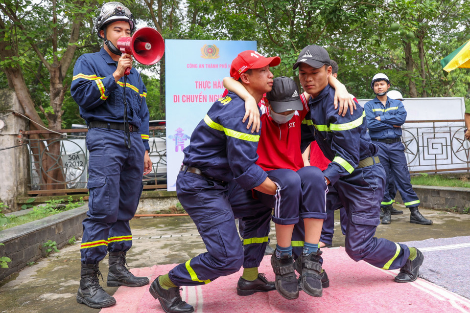 Cán bộ chiến sỹ phổ biến kiến thức tới học sinh khi gặp người bị nạn và các phương án xử trí. (Ảnh: Hoài Nam/Vietnam+)