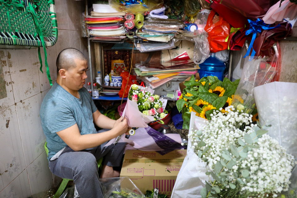 Anh Đinh Danh Oai - chủ tiệm hoa tại quận Thanh Xuân (Hà Nội) cho biết: ‘Hiện tại chúng tôi làm theo đơn đặt hàng của khách quen, lượng khách mua lẻ năm nay rất vắng.’ (Ảnh: Hoài Nam/Vietnam+)