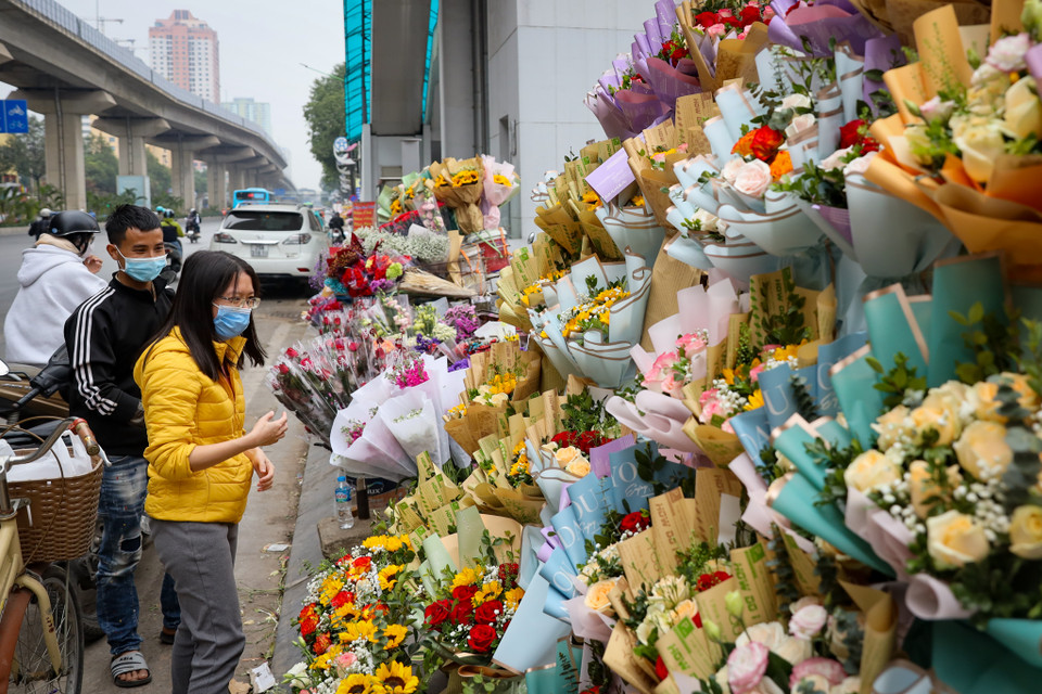 ‘Từ sáng đến giờ mới có 2 khách hỏi mua nhưng giá cao nên cũng không bán được, mà giá nhập vào cao rồi nên tôi không thể bán rẻ,’ anh Dũng - một tiểu thương bán hoa trên đường Trần Phú (Hà Đông) nói. (Ảnh: Hoài Nam/Vietnam+)