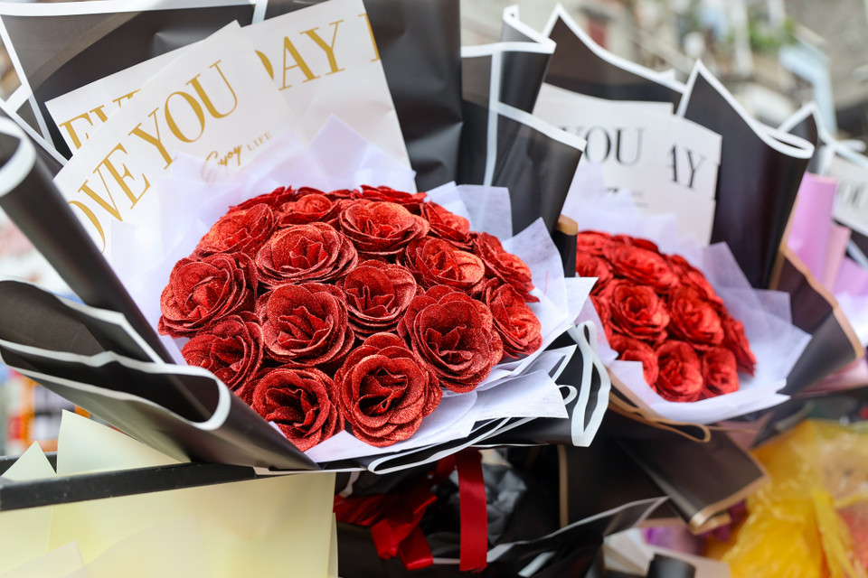 Một số cửa hàng bán kết hợp hoa tươi và hoa sáp với mức giá trung bình từ 350-500 nghìn đồng nhưng lượng khách đến hỏi mua rất ít. (Ảnh: Hoài Nam/Vietnam+)