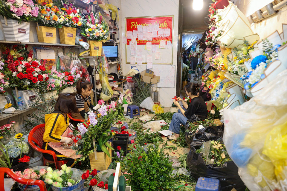 ‘Bằng giờ năm ngoái, chúng tôi làm từ sáng sớm mới kịp các đơn đặt hàng và hoa để bày bán tại cửa hàng nhưng năm nay đơn hàng hoa cho ngày 8/3 giảm nhiều,’ chủ cửa hàng chia sẻ. (Ảnh: Hoài Nam/Vietnam+)