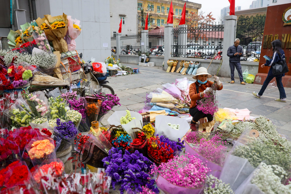 Một số tiểu thương nhỏ lẻ cũng cảnh ngao ngán khi nửa ngày chưa bán được bó hoa nào. (Ảnh: Hoài Nam/Vietnam+)