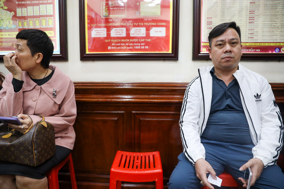 Anh An (Hà Nội) cho biết: “Khi thấy giá vàng liên tục tăng nên hôm nay đã đi mua thêm vàng, tôi lấy phiếu và đợi khoảng 30 phút nhưng chưa đến lượt.” (Ảnh: Hoài Nam/Vietnam+)