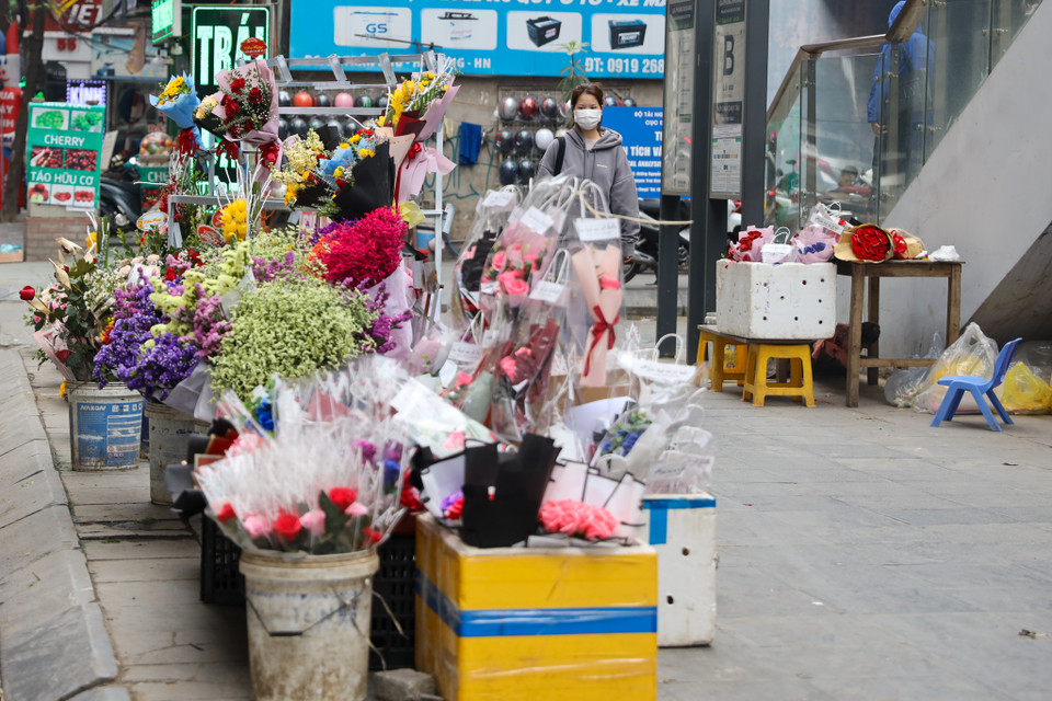 Có những địa điểm bán hoa, chủ sạp bán vệ đường thường xuyên... bỏ quầy vì vắng bóng khách hỏi mua. (Ảnh: Hoài Nam/Vietnam+)