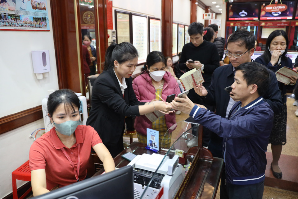 Các quầy thanh toán đông nghịt người trong buổi chiều ngày 7/3. (Ảnh: Hoài Nam/Vietnam+)