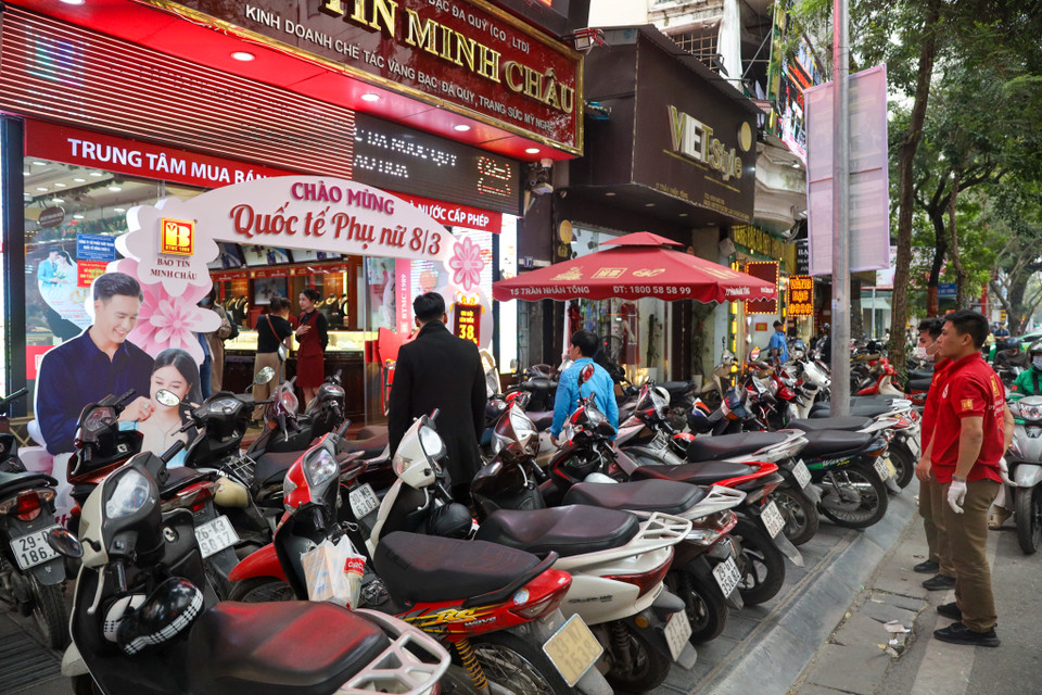 Người dân đổ xô đi giao dịch vàng trên phố Trần Nhân Tông (Hoàn Kiếm, Hà Nội) khi chiều nay, 7/3, giá vàng SJC tiếp tục điều chỉnh tăng thêm từ 400.000-500.000 đồng/lượng so với phiên sang và tăng tầm 800.000 đồng so với phiên trước. (Ảnh: Hoài Nam/Vietnam+)