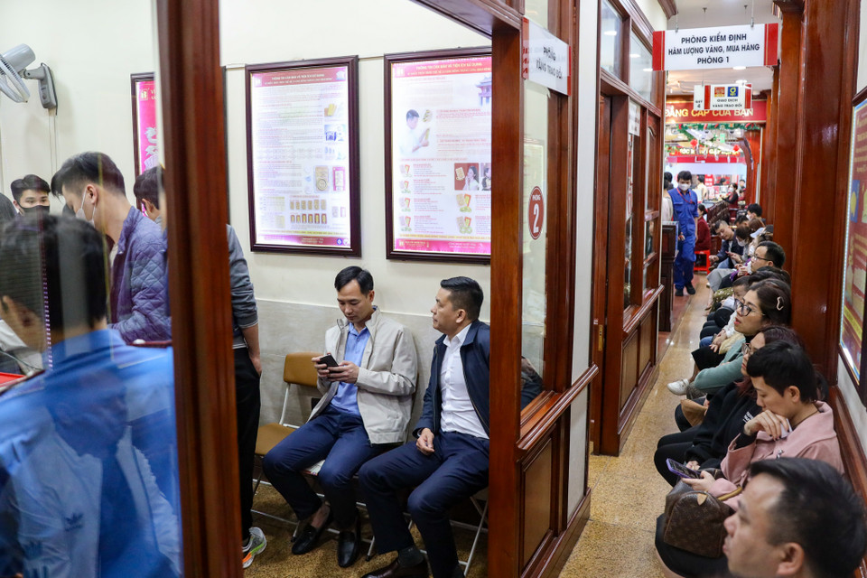 Khách xếp hàng chờ mua vàng chiều 7/3. (Ảnh: Hoài Nam/Vietnam+)