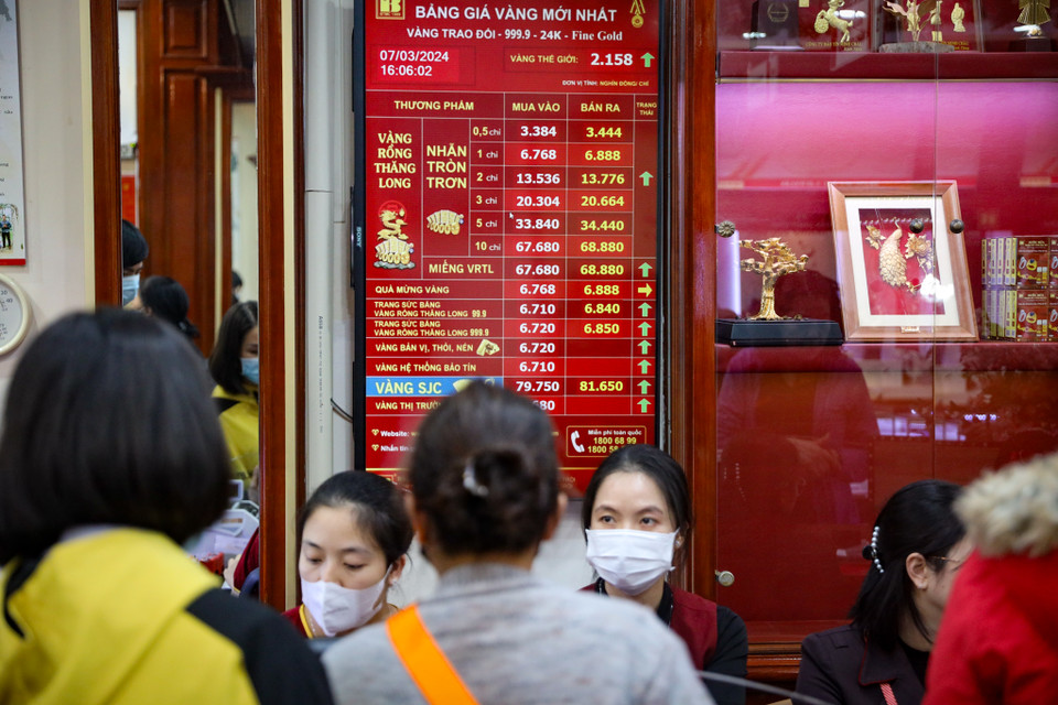 Mới đây, vào ngày Thần tài năm nay, giá vàng nhẫn chỉ phổ biến quanh mức 64,5-64,7 triệu đồng/lượng. Như vậy chỉ sau hơn 3 tuần, nhà đầu tư vàng nhẫn 9999 đã lãi khoảng 4 triệu đồng/lượng, mức sinh lời tính theo tháng cao chưa từng có. (Ảnh: Hoài Nam/Vietnam+)