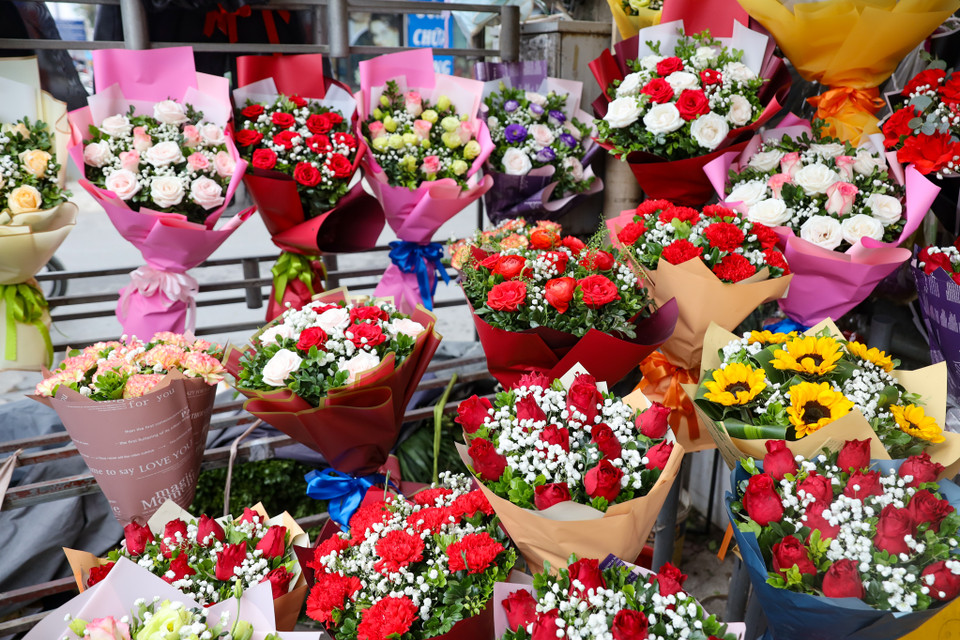 Mặc dù sức mua rất yếu nhưng theo chủ các cửa hàng hoa, giá hoa tươi khá cao do giá đầu vào tăng. (Ảnh: Hoài Nam/Vietnam+)