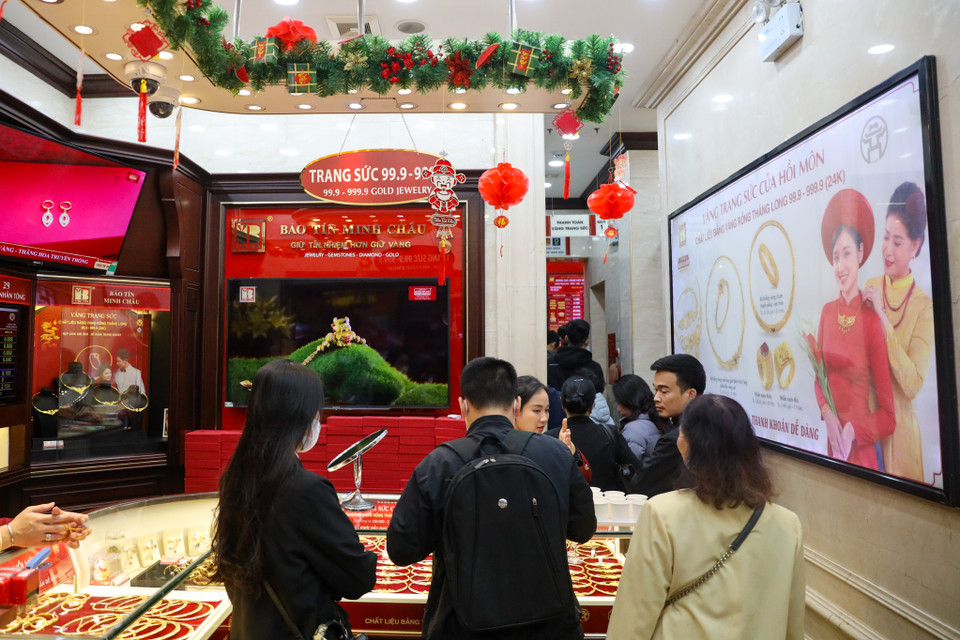 Một số khách đến mua vàng cho biết khi lãi suất ngân hàng thấp, không hấp dẫn nên đi mua bán vàng. Dù giá vàng thời gian tới có tăng hay giảm thì khách hàng vẫn sẽ vẫn giữ vàng lại. (Ảnh: Hoài Nam/Vietnam+)