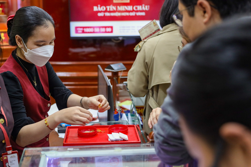 Một số khách hàng tìm đến cửa hàng vàng để bán vào dịp này, với mong muốn chốt lời khi đang ở vùng giá cao. (Ảnh: Hoài Nam/Vietnam+)