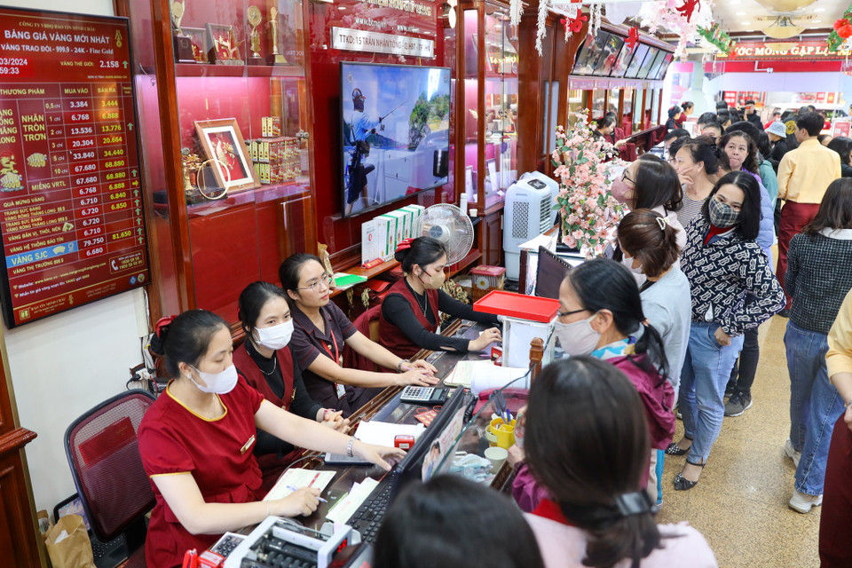 Tính đến 15 giờ 40 chiều nay, giá vàng SJC tăng lên gần 82 triệu đồng, tăng cao nhất từ trước đến nay. (Ảnh: Hoài Nam/Vietnam+)