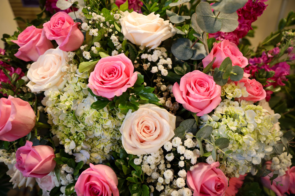 Cũng theo anh Oai, giá hoa đầu vào tăng so với năm trước nên kéo theo các cửa hàng phải tăng giá bán ra. (Ảnh: Hoài Nam/Vietnam+)