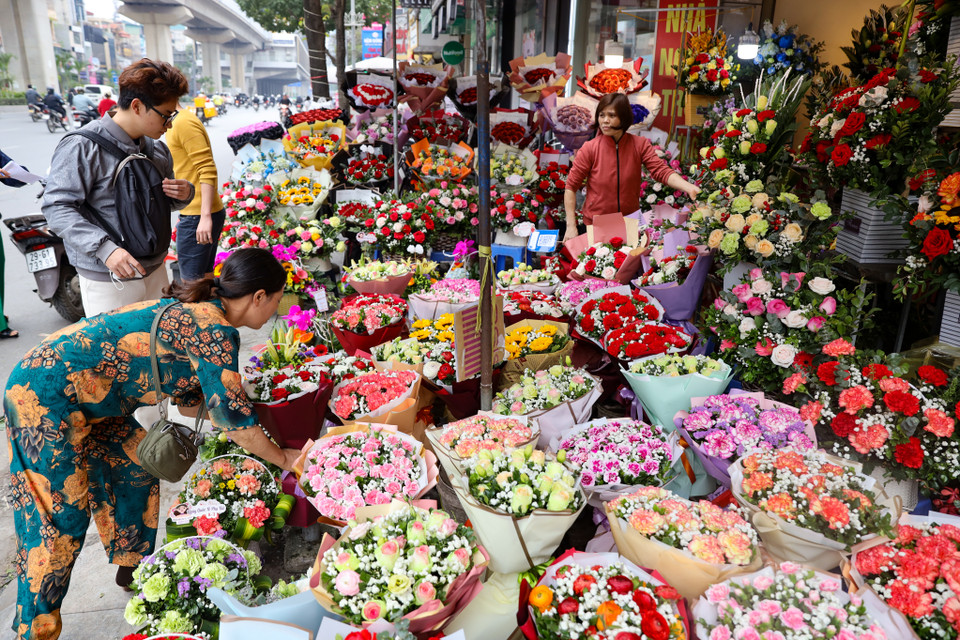 Một cửa hàng hoa tươi trên địa bàn quận Hà Đông cũng trong tình cảnh tương tự. Chủ cửa hàng cho biết sức mua hoa ngày Quốc tế Phụ nữ năm nay chỉ bằng một nửa so với năm trước. (Ảnh: Hoài Nam/Vietnam+)