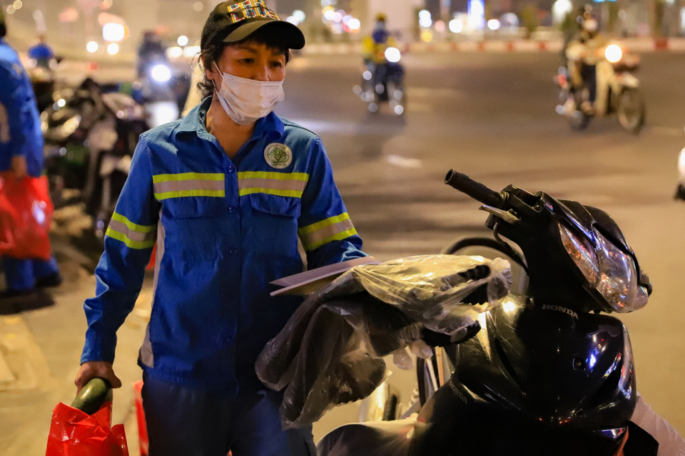 Cô Nguyễn Thị Mai chia sẻ: ‘Đây là niềm an ủi lớn với tôi, tôi quên đi sự mệt nhọc để tiếp tục góp phần sức nhỏ bé của mình cho đường phố thêm sạch đẹp.’ (Ảnh: Hoài Nam/Vietnam+)