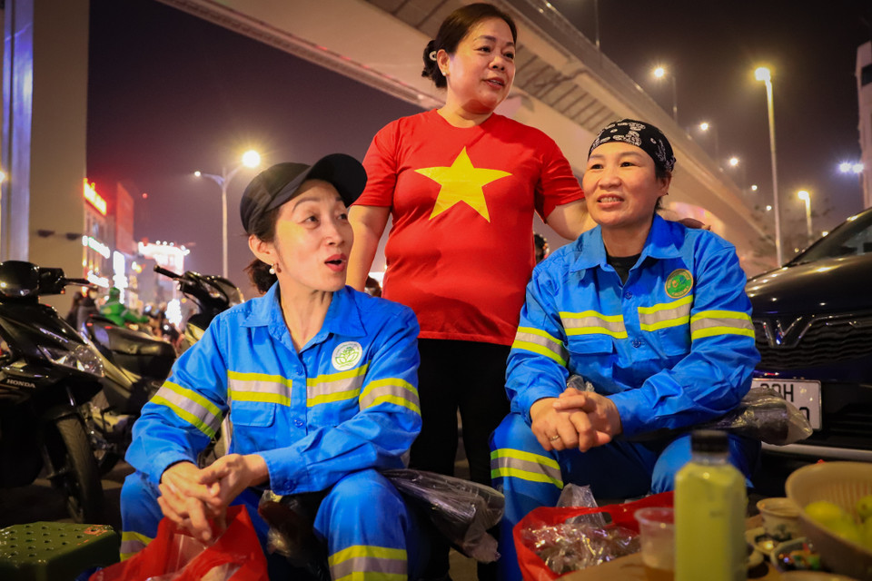 Chị Bình và chị Quý đan xen niềm vui và sự xúc động khi có những nhà tài trợ nhớ đến những người làm vệ sinh môi trương. (Ảnh: Hoài Nam/Vietnam+)