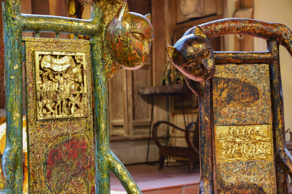 Nghệ nhân đặt tên ‘Bữa tiệc ngày Xuân’ cho bộ bàn ghế với mong muốn gửi gắm lời chúc một năm mới sung túc, ấm no như bữa cơm gia đình mèo đầy ắp cá. (Ảnh: Hoài Nam/Vietnam+)