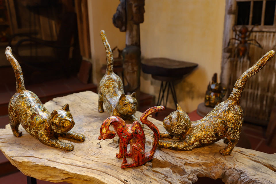 Hình tượng quen thuộc của những chú mèo trong câu chuyện hằng ngày cũng được tác giả khéo léo mô phỏng và đưa vào bộ sưu tập với những tạo hình ấn tượng. (Ảnh: Hoài Nam/Vietnam+)