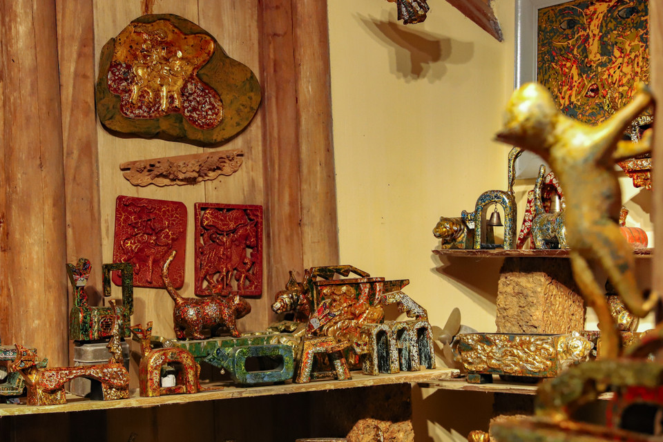 Bộ sưu tập lần này đã được nghệ nhân Nguyễn Tấn Phát ấp ủ suốt hai năm với số lượng tượng mèo lên đến 2023 con được làm hoàn toàn từ gỗ mít, đá ong - những chất liệu quen thuộc của xứ Đoài. (Ảnh: Hoài Nam/Vietnam+)