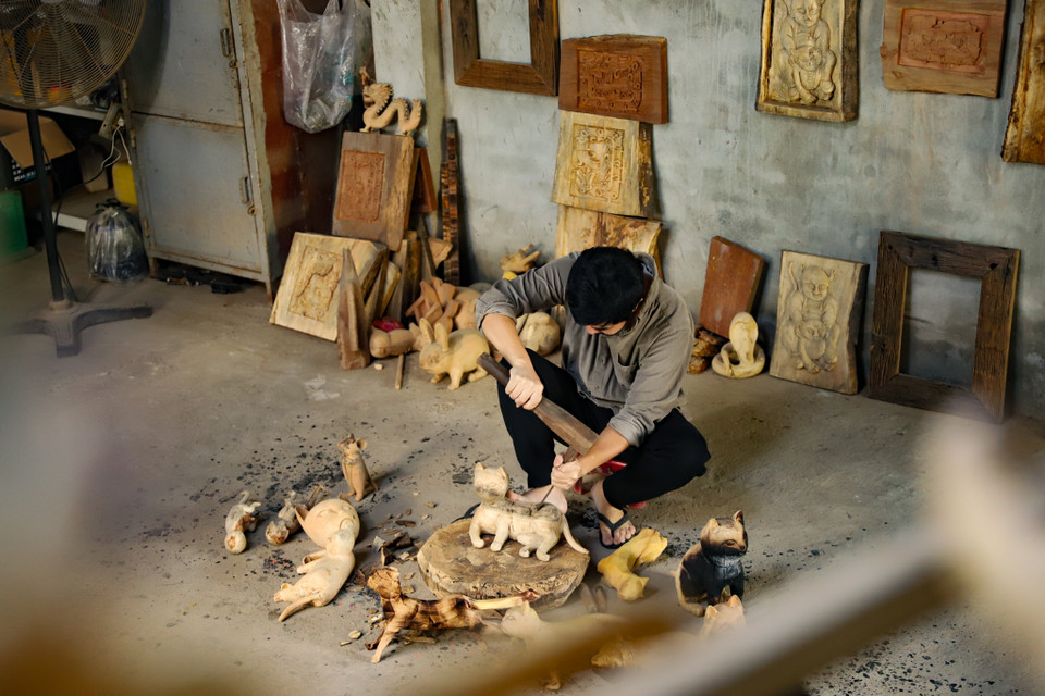 Cứ tới dịp Tết đến Xuân về, nghệ nhân Nguyễn Tấn Phát lại bận rộn với các bức tượng con giáp là linh vật đại diện cho năm mới. (Ảnh: Hoài Nam/Vietnam+)