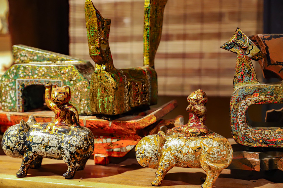 Bộ sưu tập được chia thành nhiều chủ đề nhưng có hai chủ đề sáng tác chủ đạo là hình tượng mèo hiện thực và cách điệu. (Ảnh: Hoài Nam/Vietnam+)